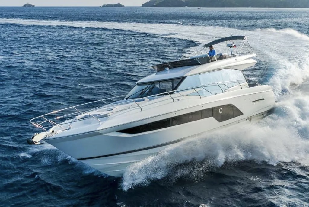 Motor Yacht PRESTIGE underway