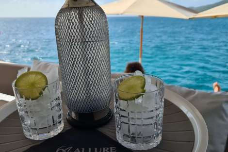 Review img # 43 of the yacht ALLURE 64