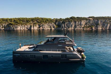 Review img # 16 of the yacht AMBER ONE