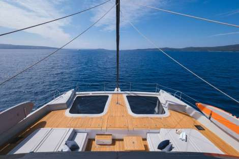 Review img # 2 of the yacht n+1
