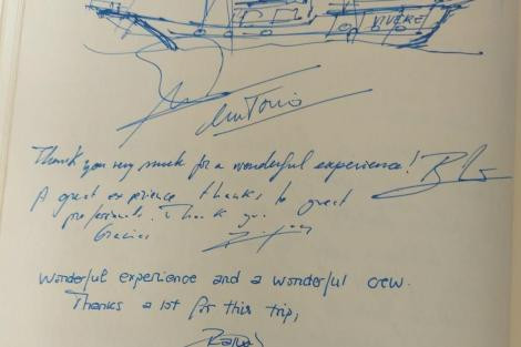 Review img # 16 of the yacht Phoenix Bronze