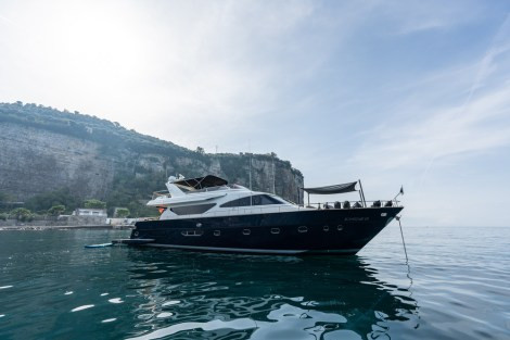 Review img # 15 of the yacht Resilience